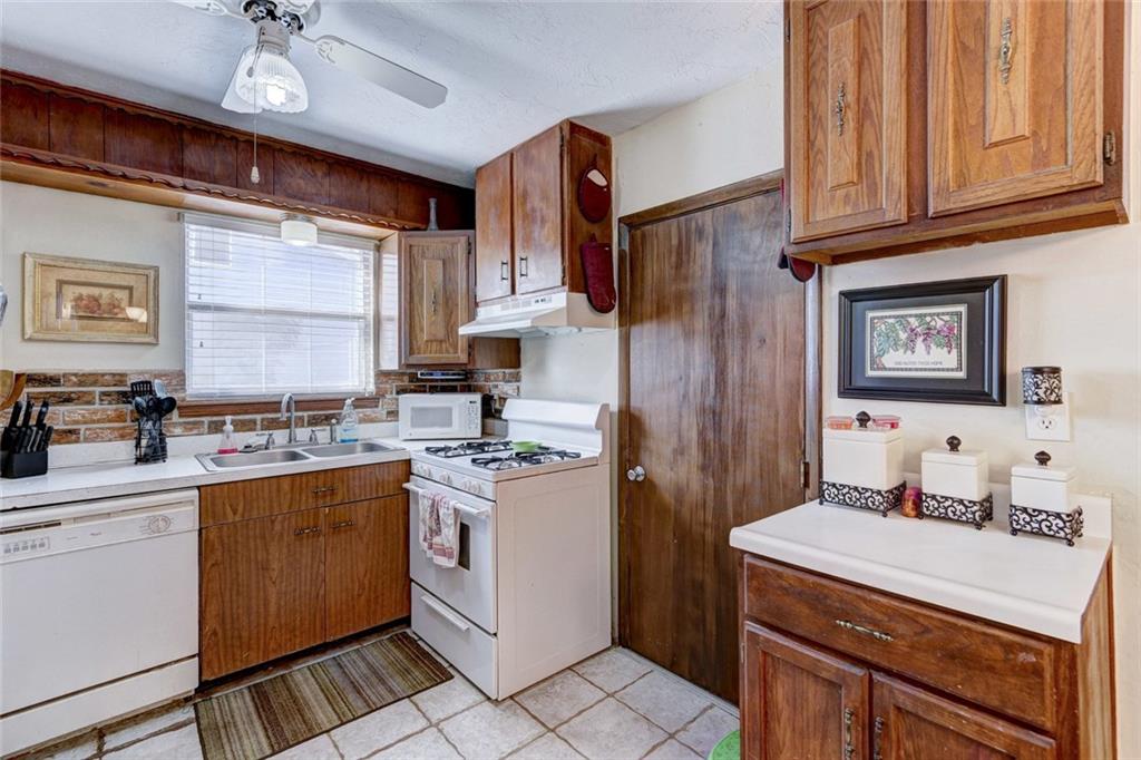 208 W 8th St