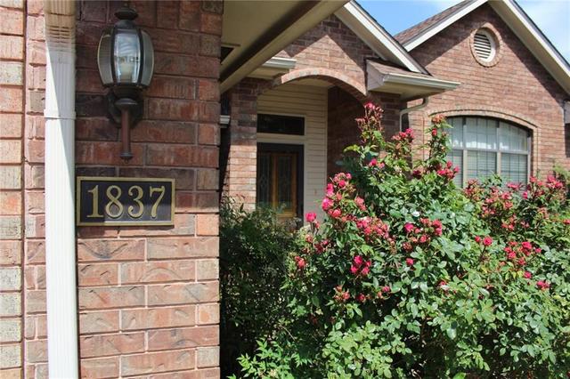 1725 Fairmont Ln