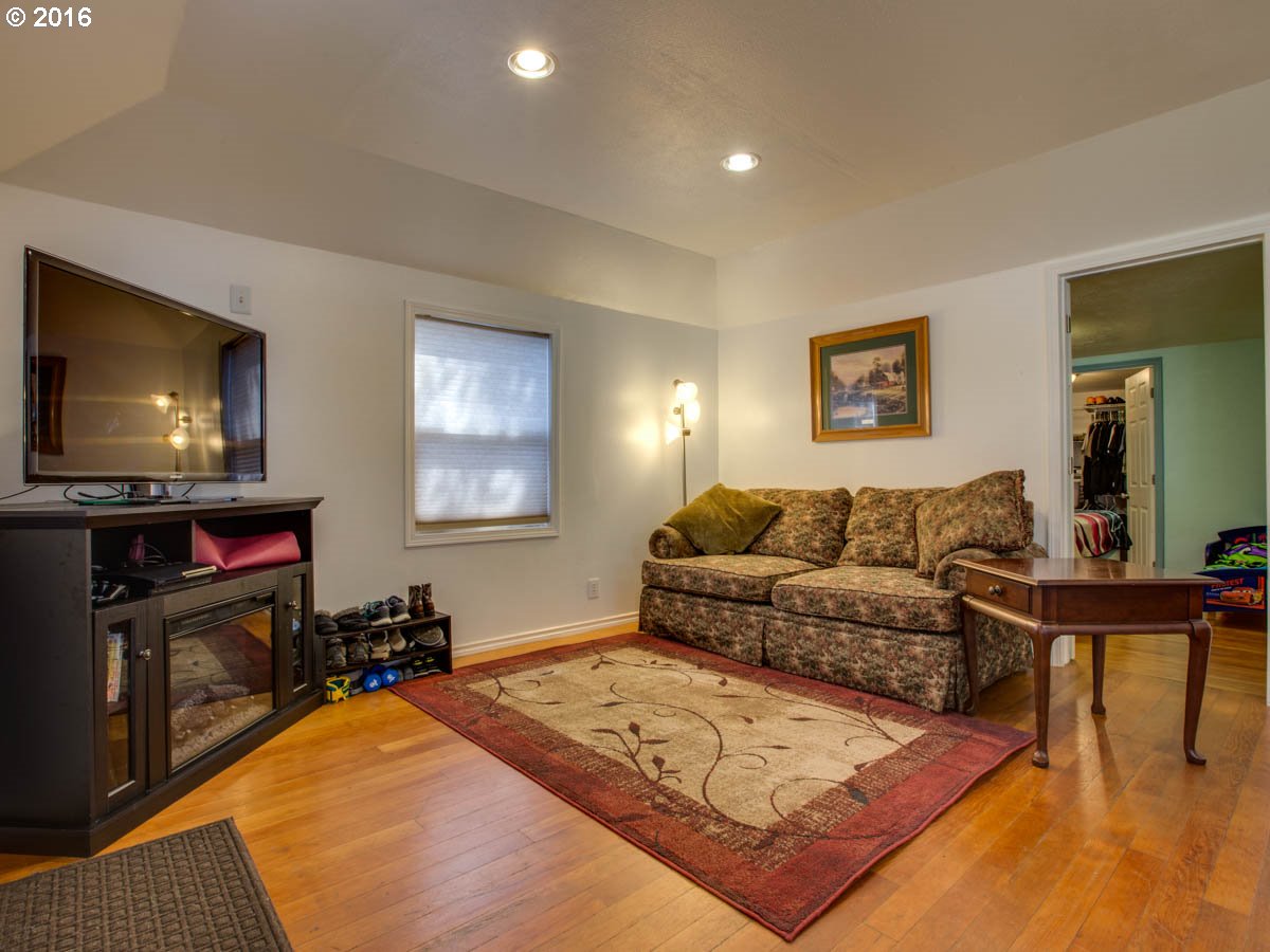 For Sale: 363 N 11th Ave Cornelius, OR 97113