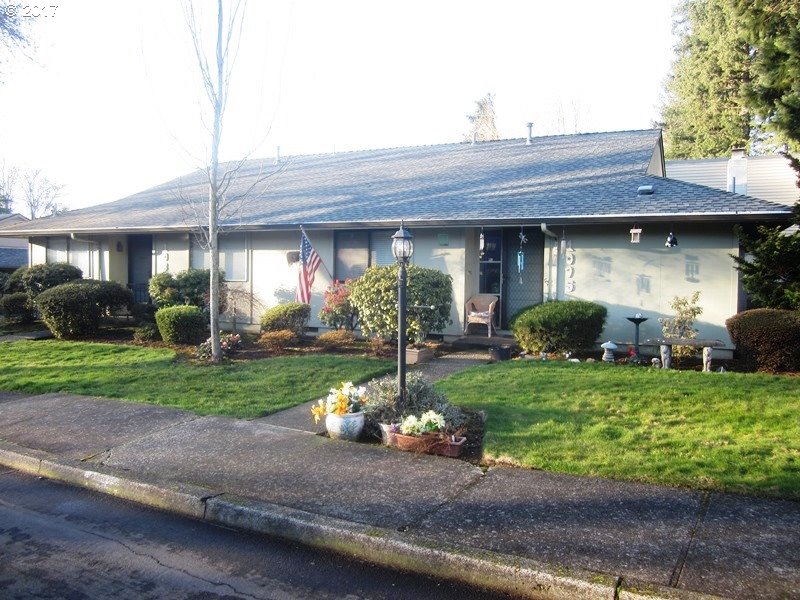 889 Plymouth Dr NE