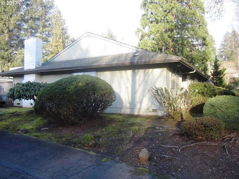 889 Plymouth Dr NE