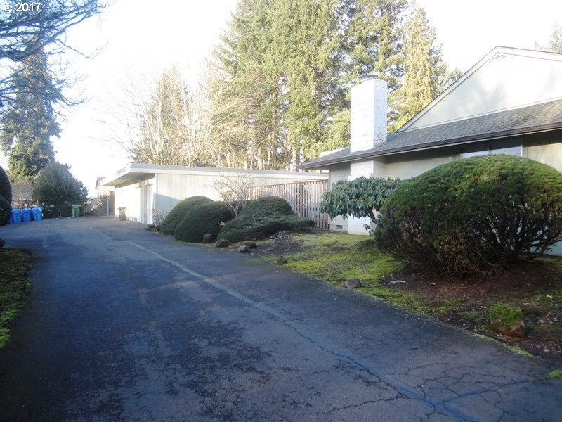 889 Plymouth Dr NE