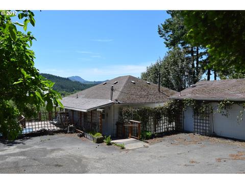 28492 Emerald Dr