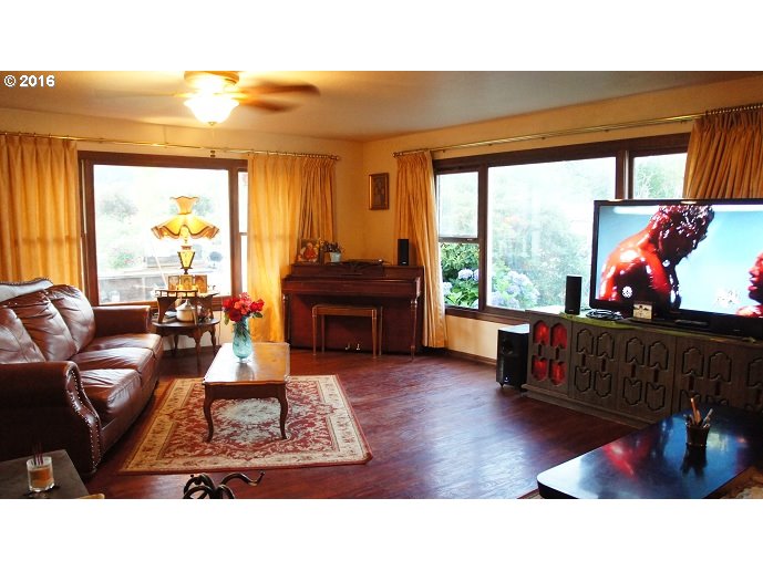 For Sale: 1061 Scotts Valley Rd Yoncalla, OR 97499