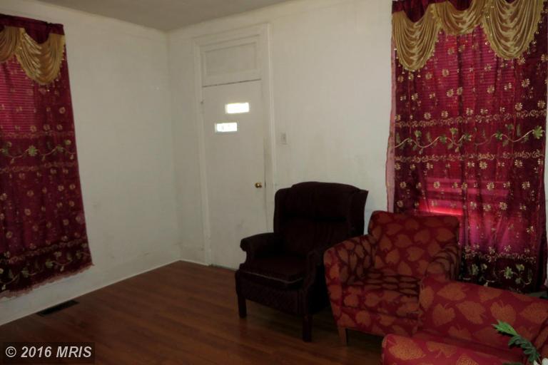 496 Queen St