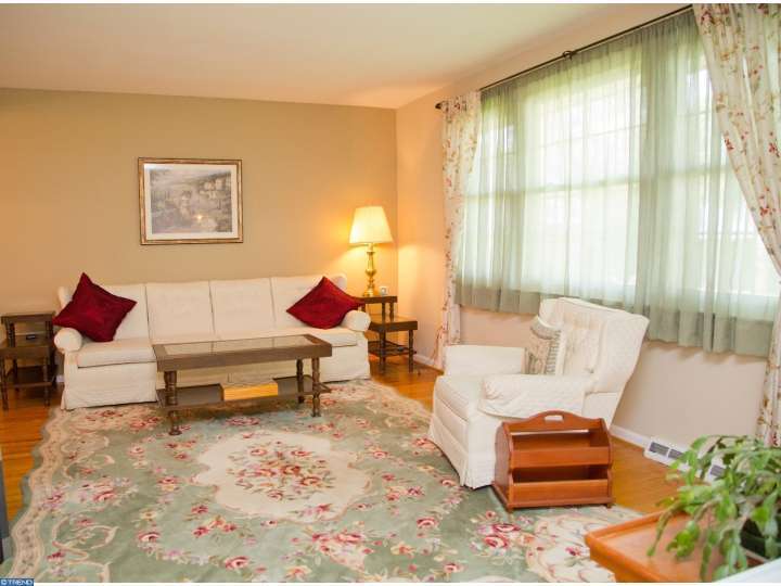 For Sale: 121 Willow Way Folsom, PA 19033
