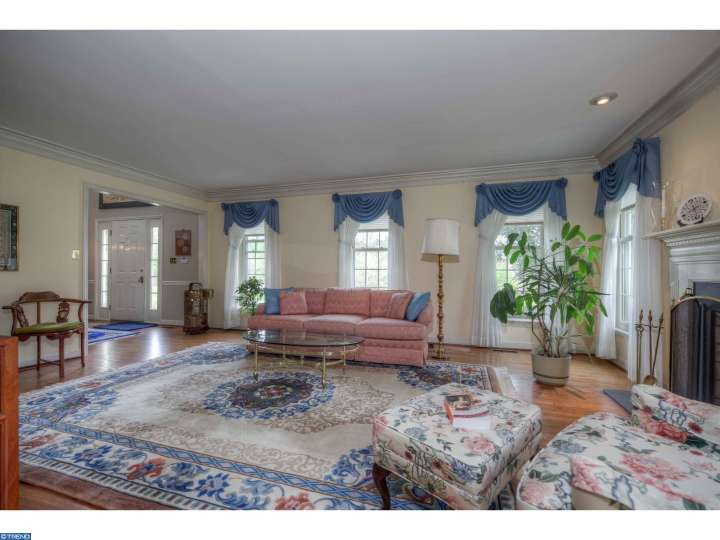 402 Rock Creek Cir, Berwyn PA 19312