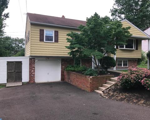 2924 Village Green Ln