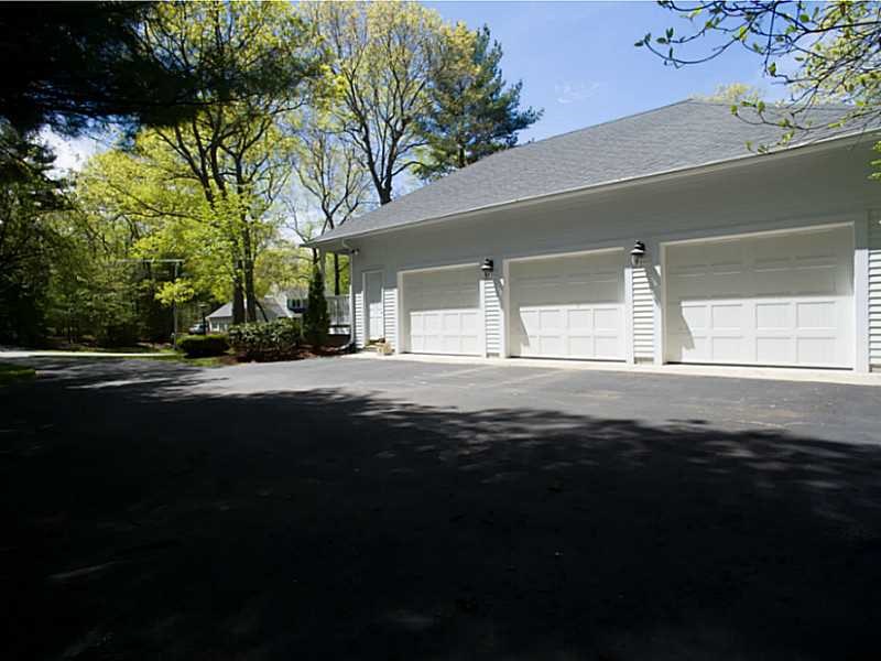 118 Woodridge Dr, Saunderstown RI 02874