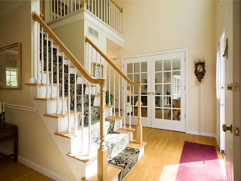 118 Woodridge Dr, Saunderstown RI 02874