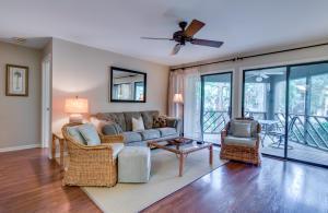 4775 Tennis Club Ln