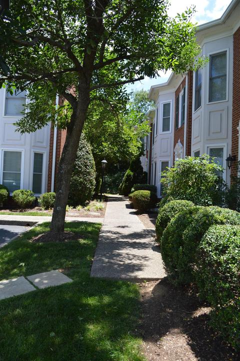 967 Graybar Ln