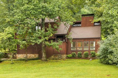 527 Oak Crest Ln