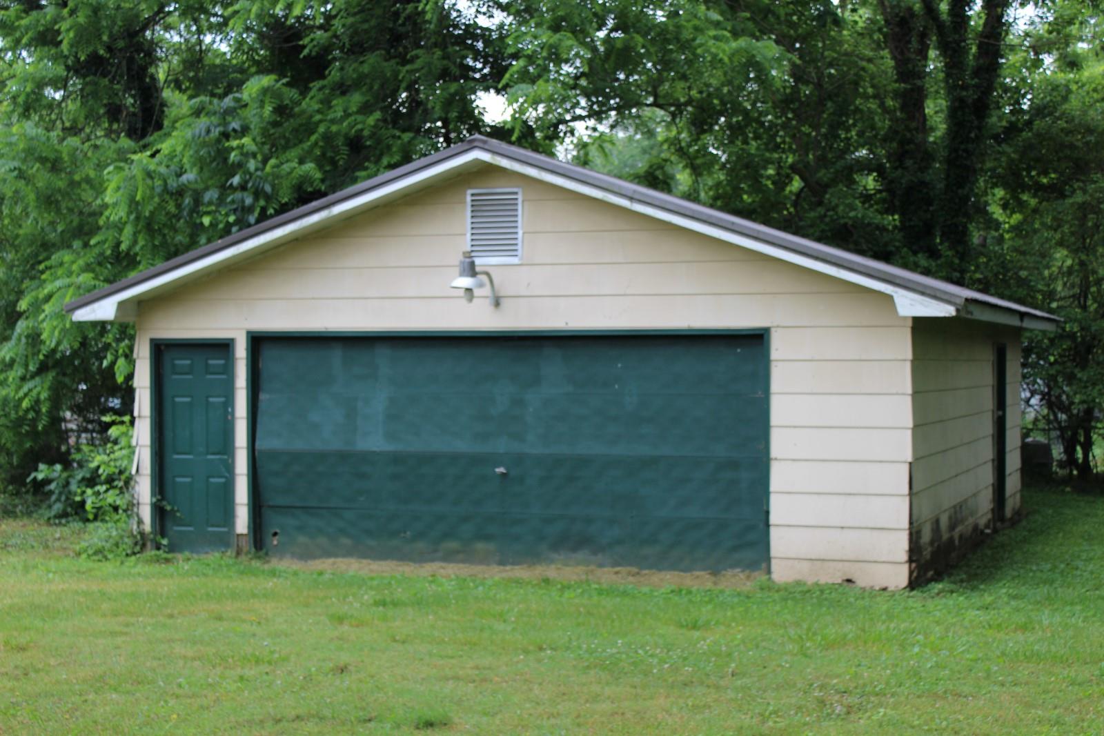 For Sale: 803 W Hickory St Tullahoma, TN 37388