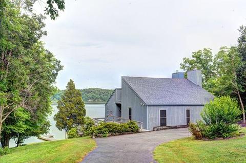 323 Chestnut Dr