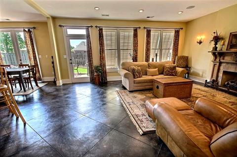 903 Rolling Oaks Ln