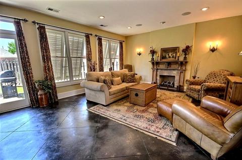 903 Rolling Oaks Ln