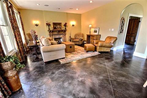903 Rolling Oaks Ln
