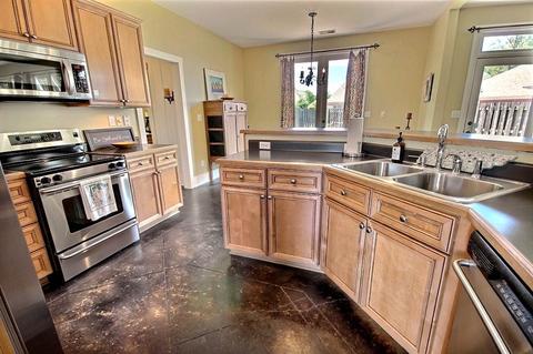 903 Rolling Oaks Ln