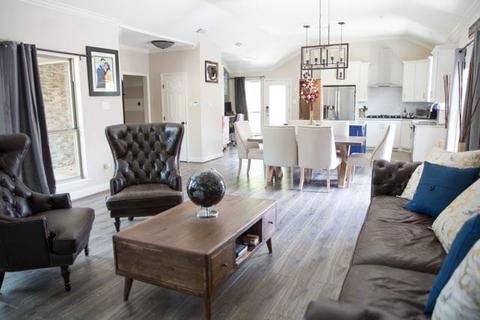 668 Raintree Cir
