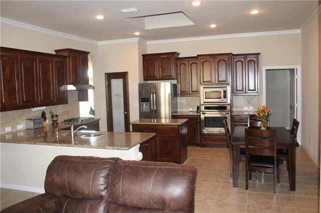 For Sale: 7620 Town Lake Dr Grand Prairie, TX 75054