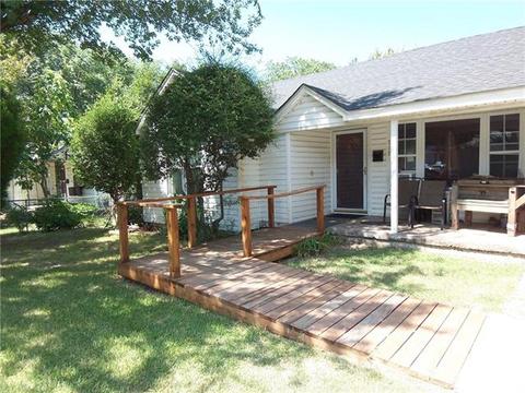 2425 W Oakdale