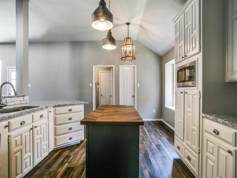 4104 Honeysuckle Dr
