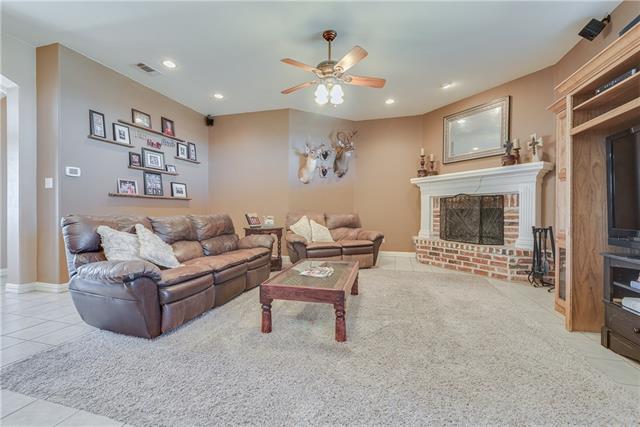 708 W Hubbard Rd