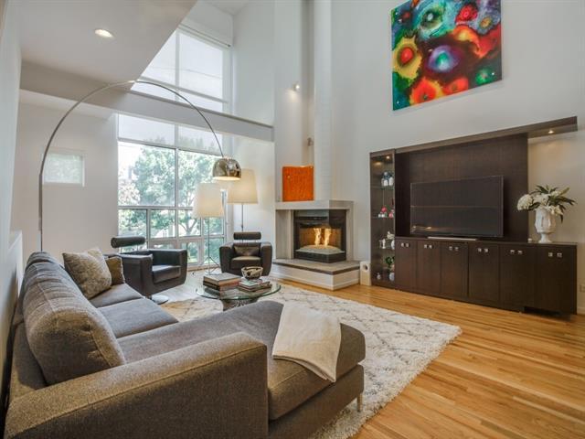 4137 Travis St
