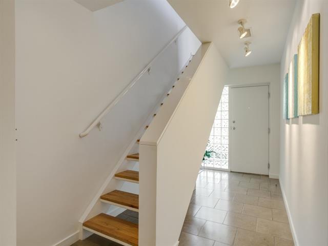 4137 Travis St