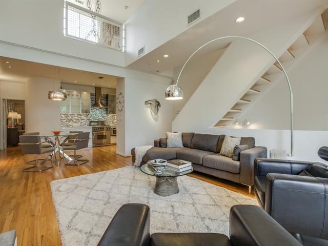 4137 Travis St