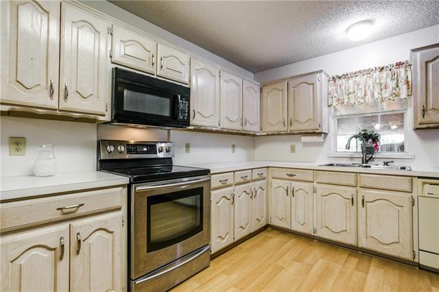For Sale: 322 Bear Rd Van Alstyne, TX 75495