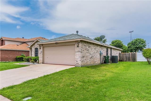 For Sale: 1014 Mazourka Dr Arlington, TX 76001