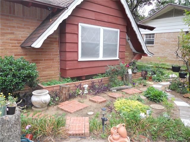 1608 Oakwood Ln