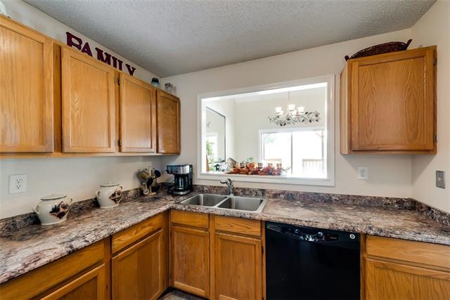 For Sale: 2215 Turf Club Dr Arlington, TX 76017