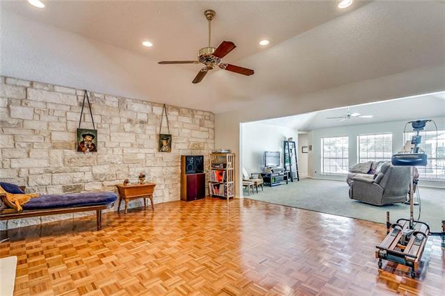 For Sale: 105 Red Oak Ct Burleson, TX 76028