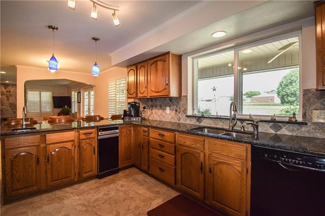 For Sale: 9013 Woodlawn Dr Granbury, TX 76049