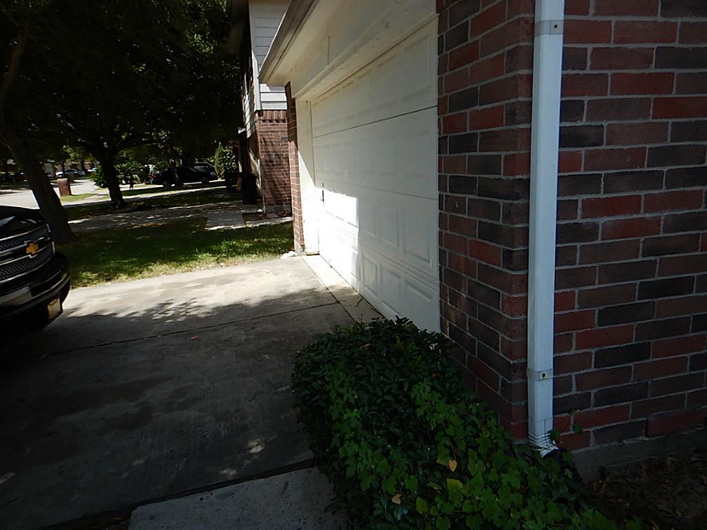 911 Oak West Dr