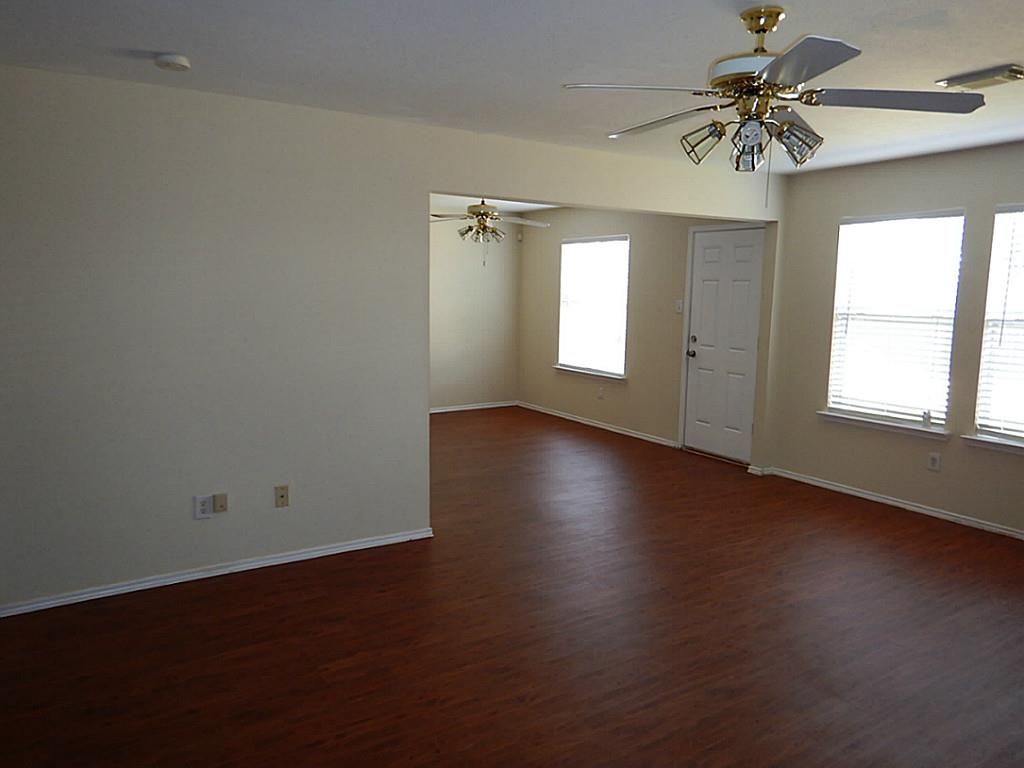 911 Oak West Dr