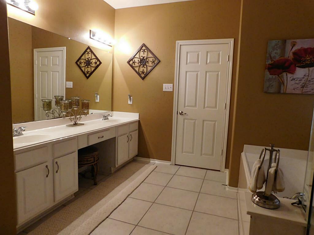 6914 Great Oaks Shadow Dr