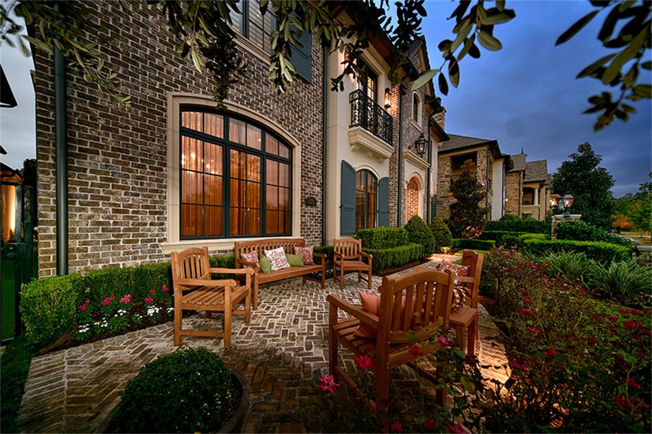 2612 Majesty Row