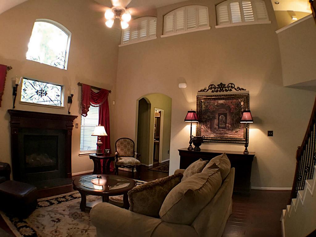 150 N Hawthorne Hollow Cir