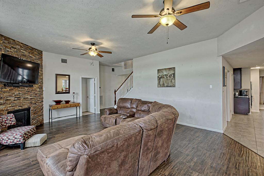 2803 Surrey Cir