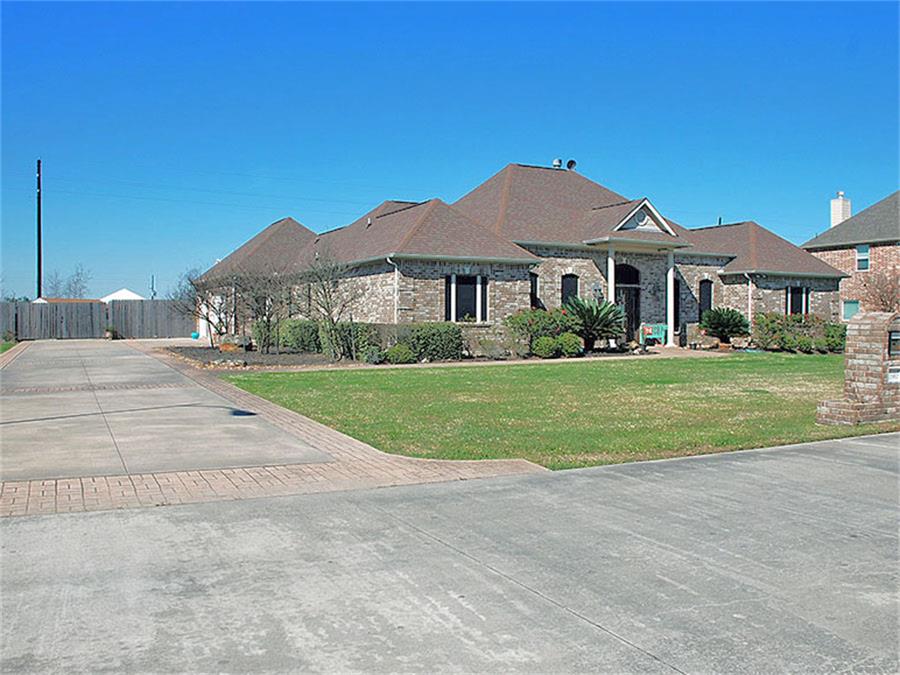 9722 Oaklawn Dr