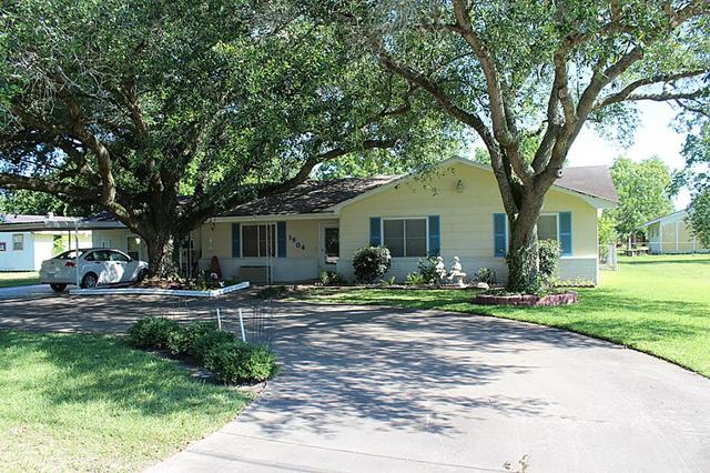 611 Hoskins Broadway