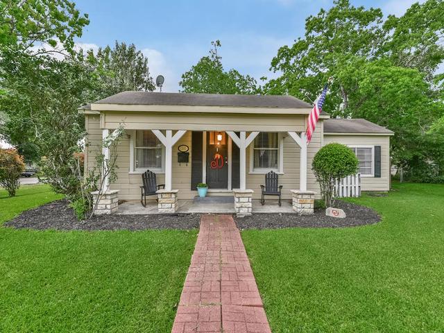 611 Hoskins Broadway