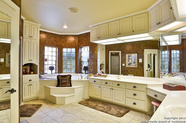 For Sale: 8467 Rolling Acres Trl Boerne, TX 78015