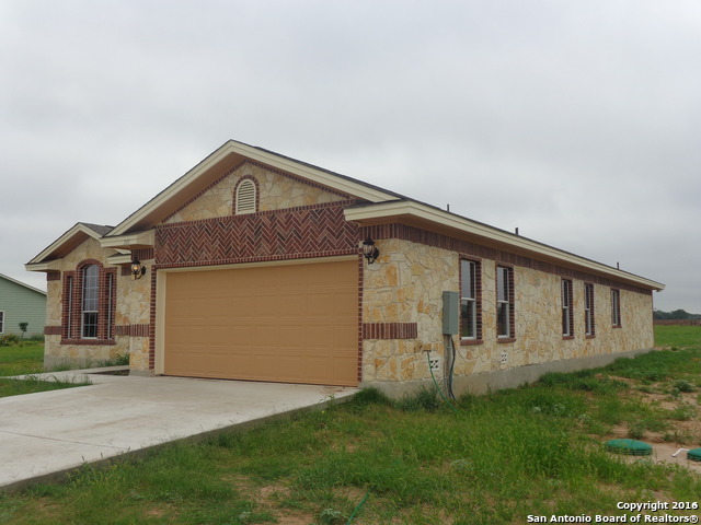 For Sale: 315 Mustang Rdg Natalia, TX 78059