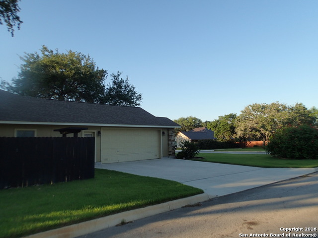 For Sale: 1619 Hickory Bnd Pleasanton, TX 78064
