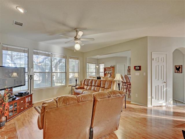 929 Woodridge Ln